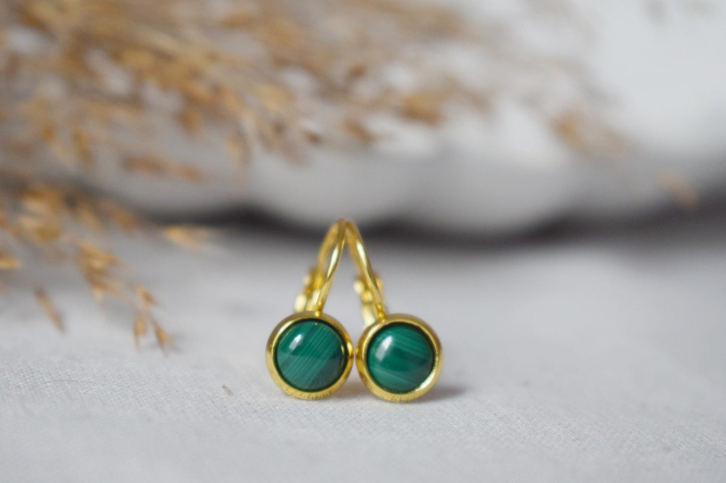 Natürliche Malachit-Ohrringe Gold, 10 mm Ohrhänger, klein, minimalistisch, grüner Edelstein, Hebelverschluss, Malachit-Schmuck, Geburtsstein-Ohrringe