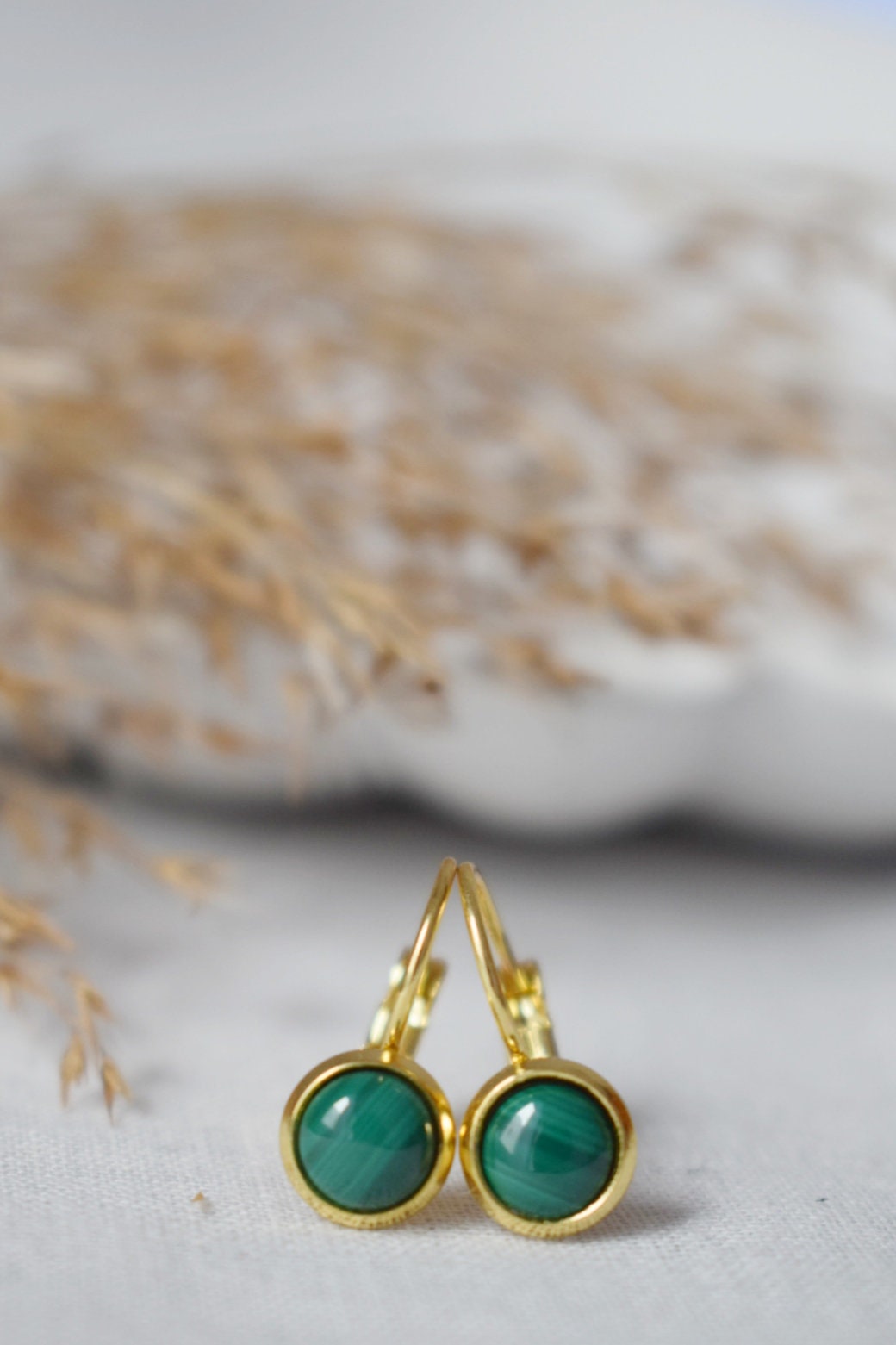 Natürliche Malachit-Ohrringe Gold, 10 mm Ohrhänger, klein, minimalistisch, grüner Edelstein, Hebelverschluss, Malachit-Schmuck, Geburtsstein-Ohrringe