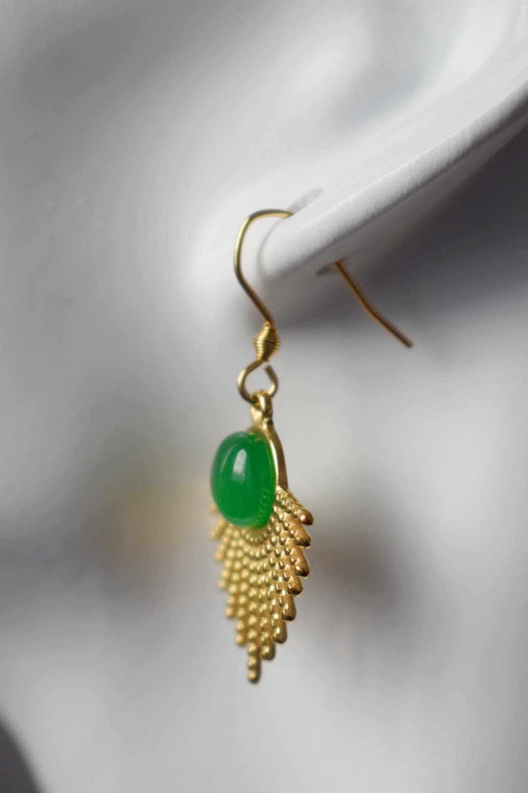 Grüne Achat-Ohrringe, Sonnenstrahlen-Ohrhänger, Sunburst, Grüne Edelstein-Ohrhänger, Himmlisch, Vergoldeter Edelstahlschmuck