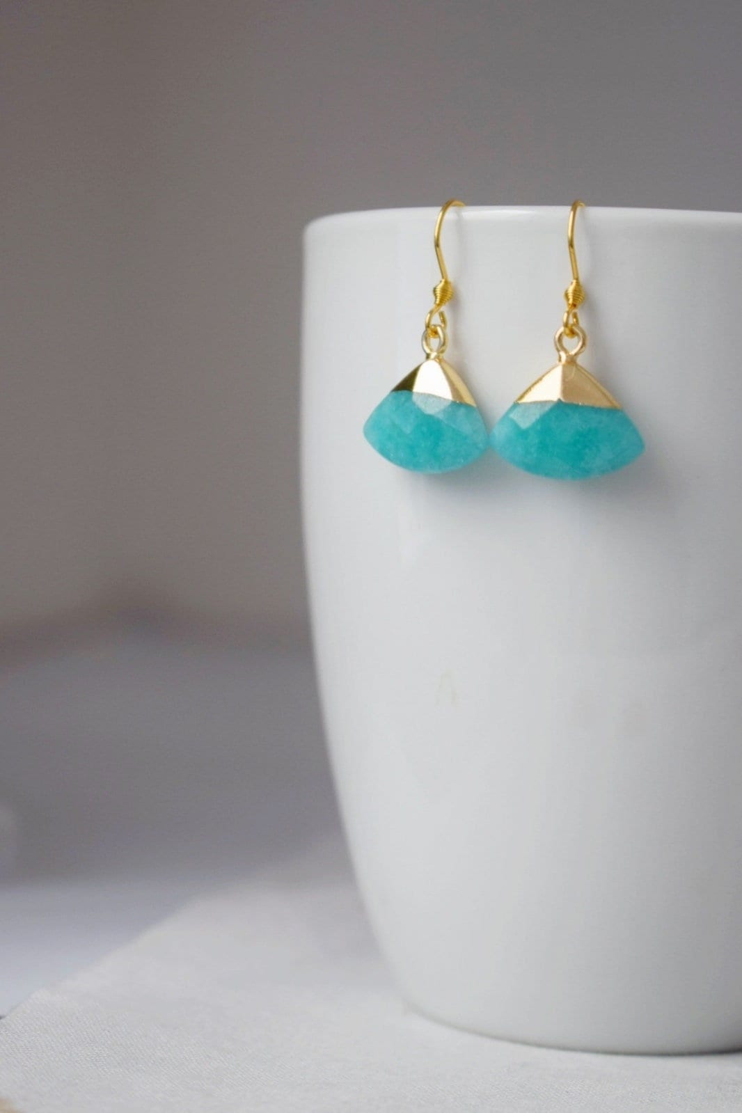 Aquamarin-Jade-Ohrringe, Fächer-Edelstein-Anhänger, vergoldete Edelstahl-Ohrringhaken, Einzigartiges Schmuckgeschenk, Bestes Weihnachtsgeschenk