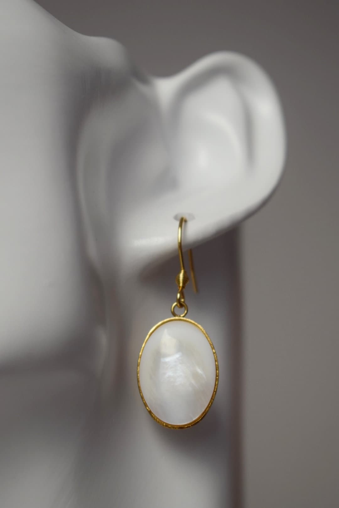 Süßwassermuschel Gold Ohrringe, Perlen Gold Ohrringe, Ovale Anhänger Ohrringe, Brautjungfern, Hochzeitsschmuck, Handgemachtes Geschenk für Sie
