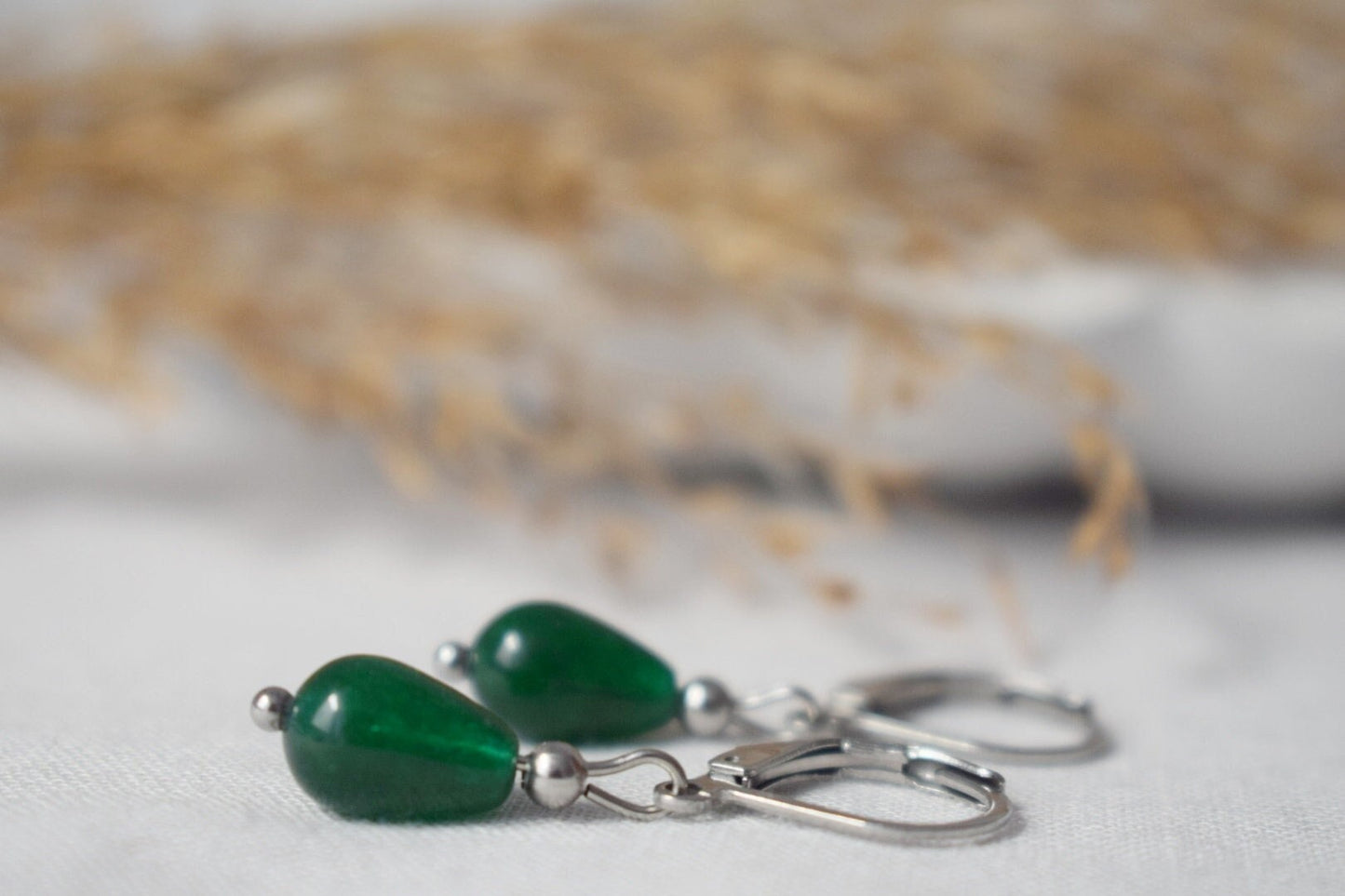 Grüne Jade Tropfen Ohrringe Silber, Kleine Huggies mit Tropfen Edelstein, Creolen grüner Stein, Perlen Hängeohrringe, Hebelverschluss, Geschenk für Sie