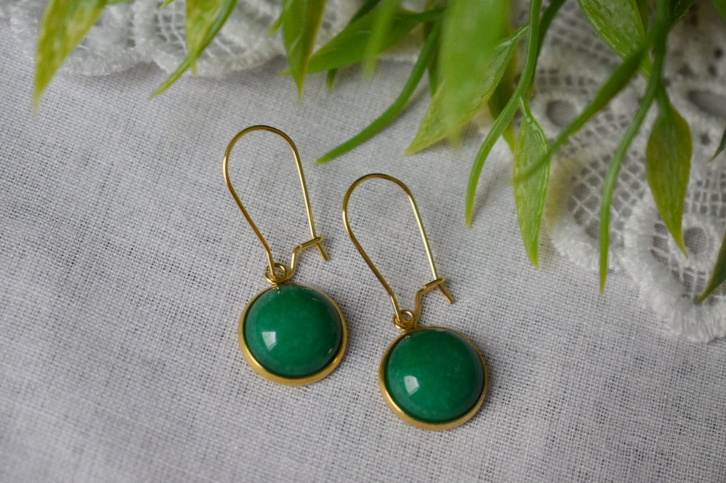Goldene Creolen aus grüner Jade, Huggie-Ohrringe mit grünem Edelsteinanhänger, Leverback, Creolen aus grünem Stein, Jadeschmuck, Geschenk für Frauen