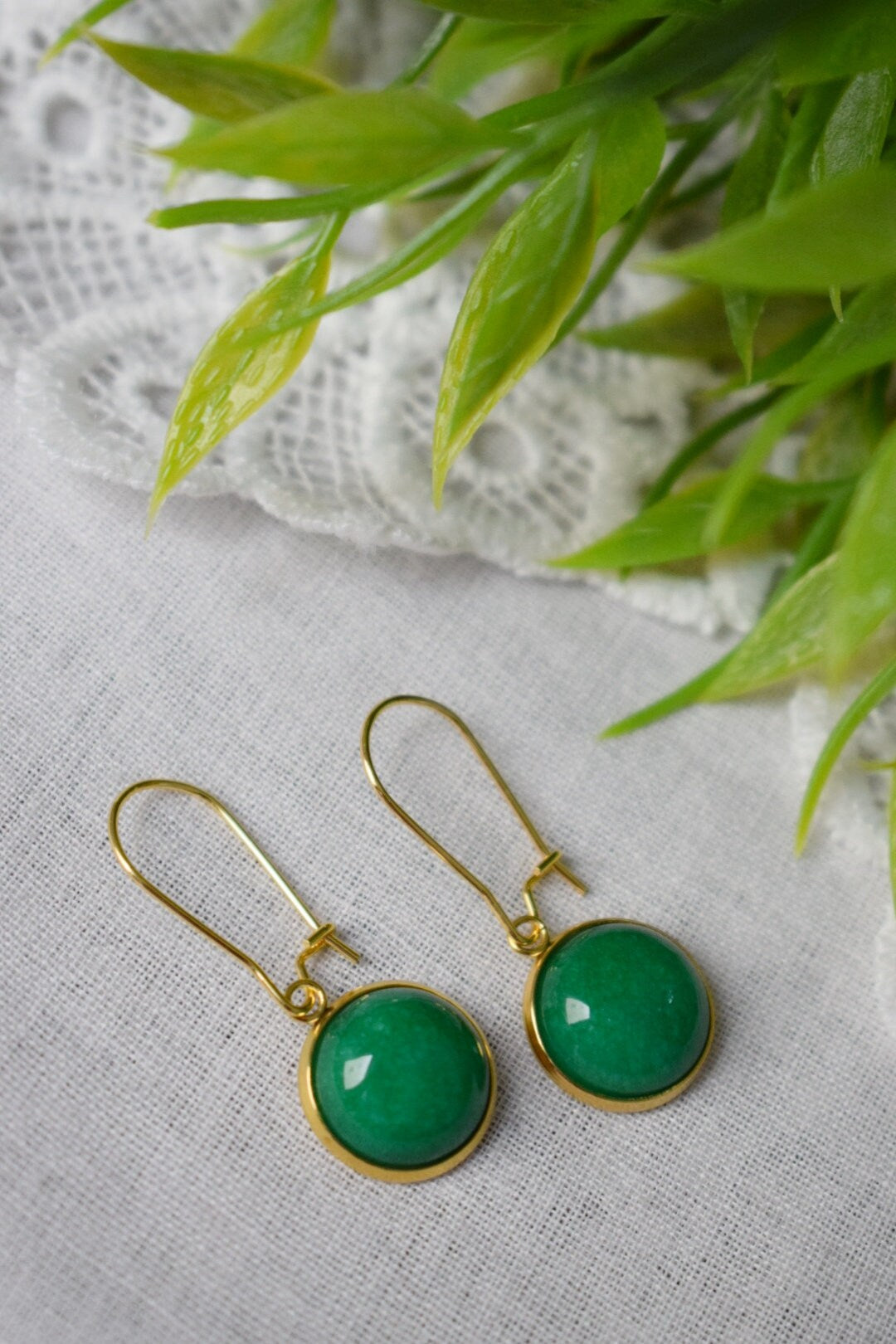 Goldene Creolen aus grüner Jade, Huggie-Ohrringe mit grünem Edelsteinanhänger, Leverback, Creolen aus grünem Stein, Jadeschmuck, Geschenk für Frauen