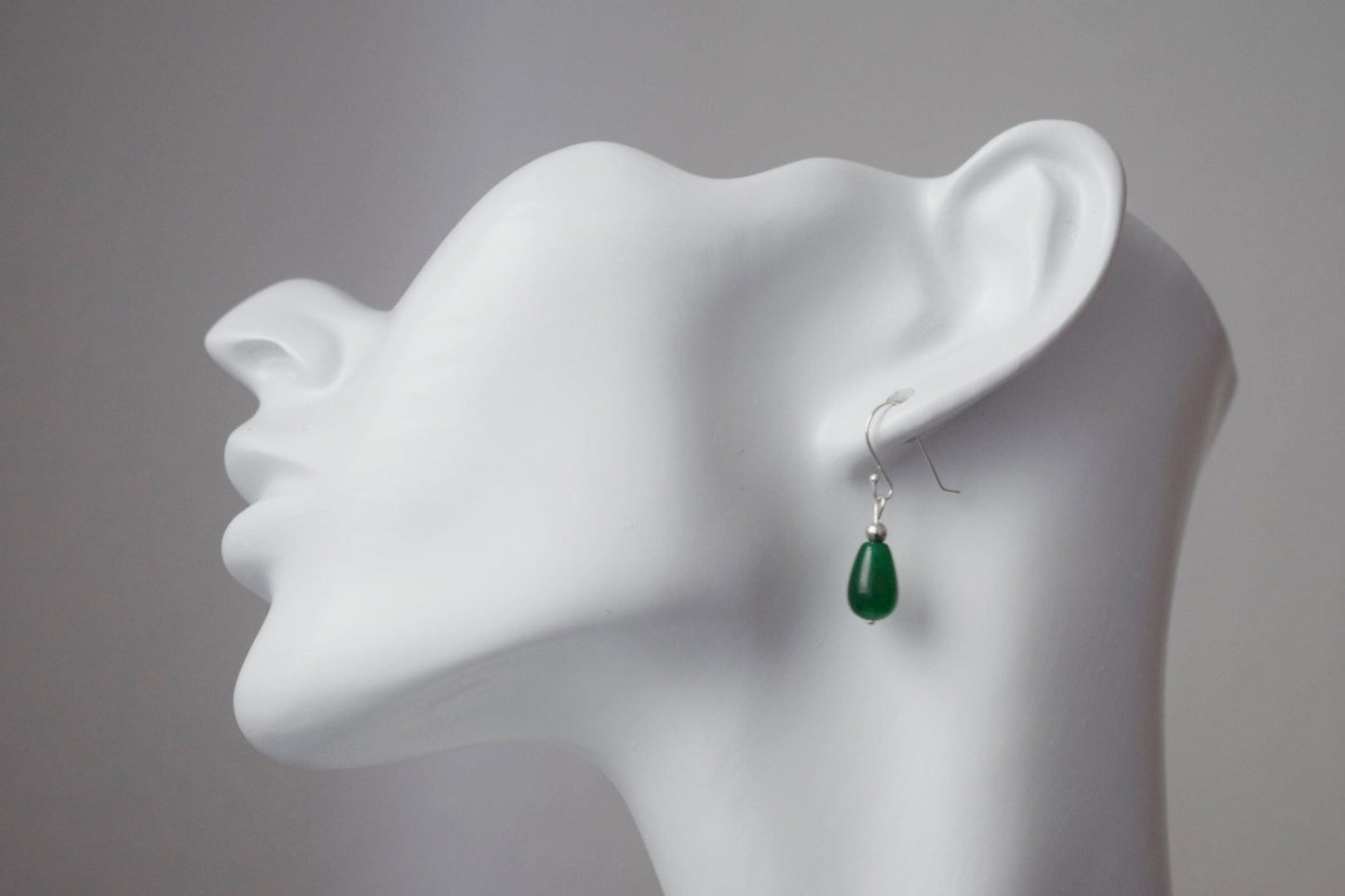 Grüne Jade Ohrringe in Sterling Silber, Kleine grüne Tropfen Ohrringe, Minimalistische grüne Ohrhänger für den Alltag, Schmuck Geschenk für Sie