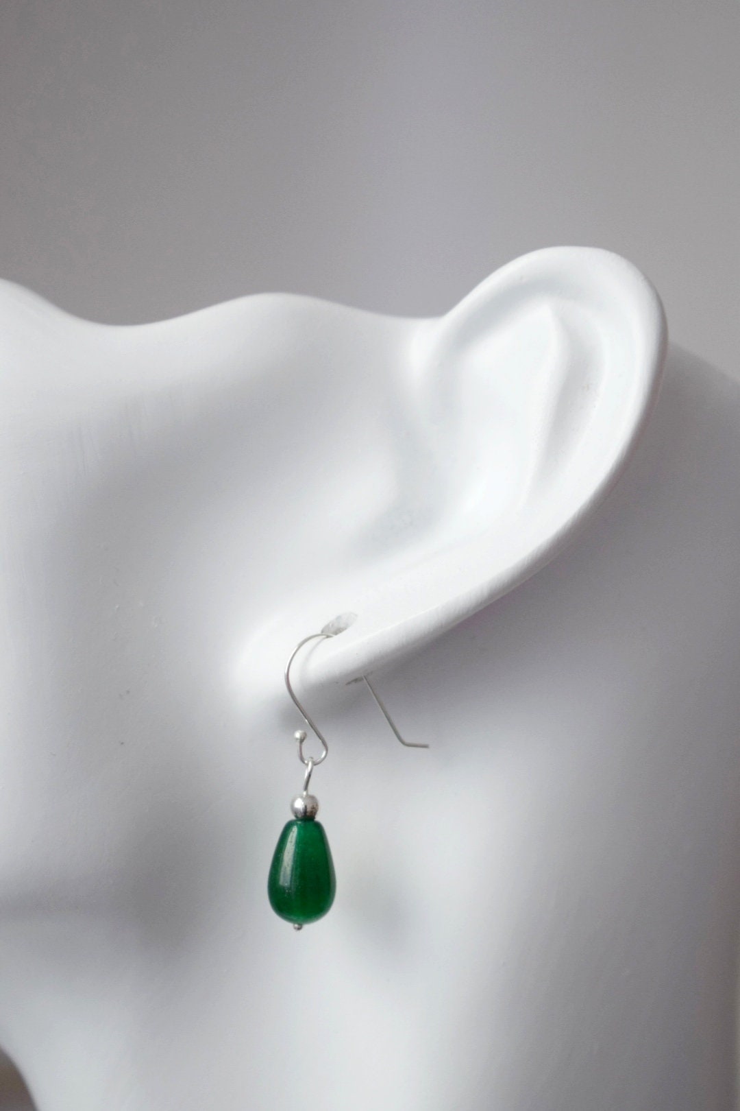 Grüne Jade Ohrringe in Sterling Silber, Kleine grüne Tropfen Ohrringe, Minimalistische grüne Ohrhänger für den Alltag, Schmuck Geschenk für Sie