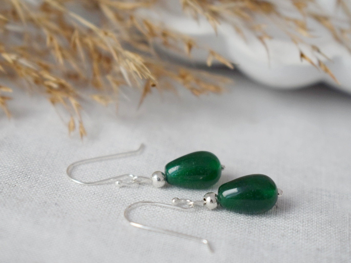 Grüne Jade Ohrringe in Sterling Silber, Kleine grüne Tropfen Ohrringe, Minimalistische grüne Ohrhänger für den Alltag, Schmuck Geschenk für Sie