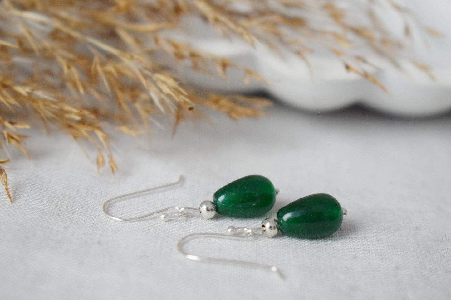 Grüne Jade Ohrringe in Sterling Silber, Kleine grüne Tropfen Ohrringe, Minimalistische grüne Ohrhänger für den Alltag, Schmuck Geschenk für Sie