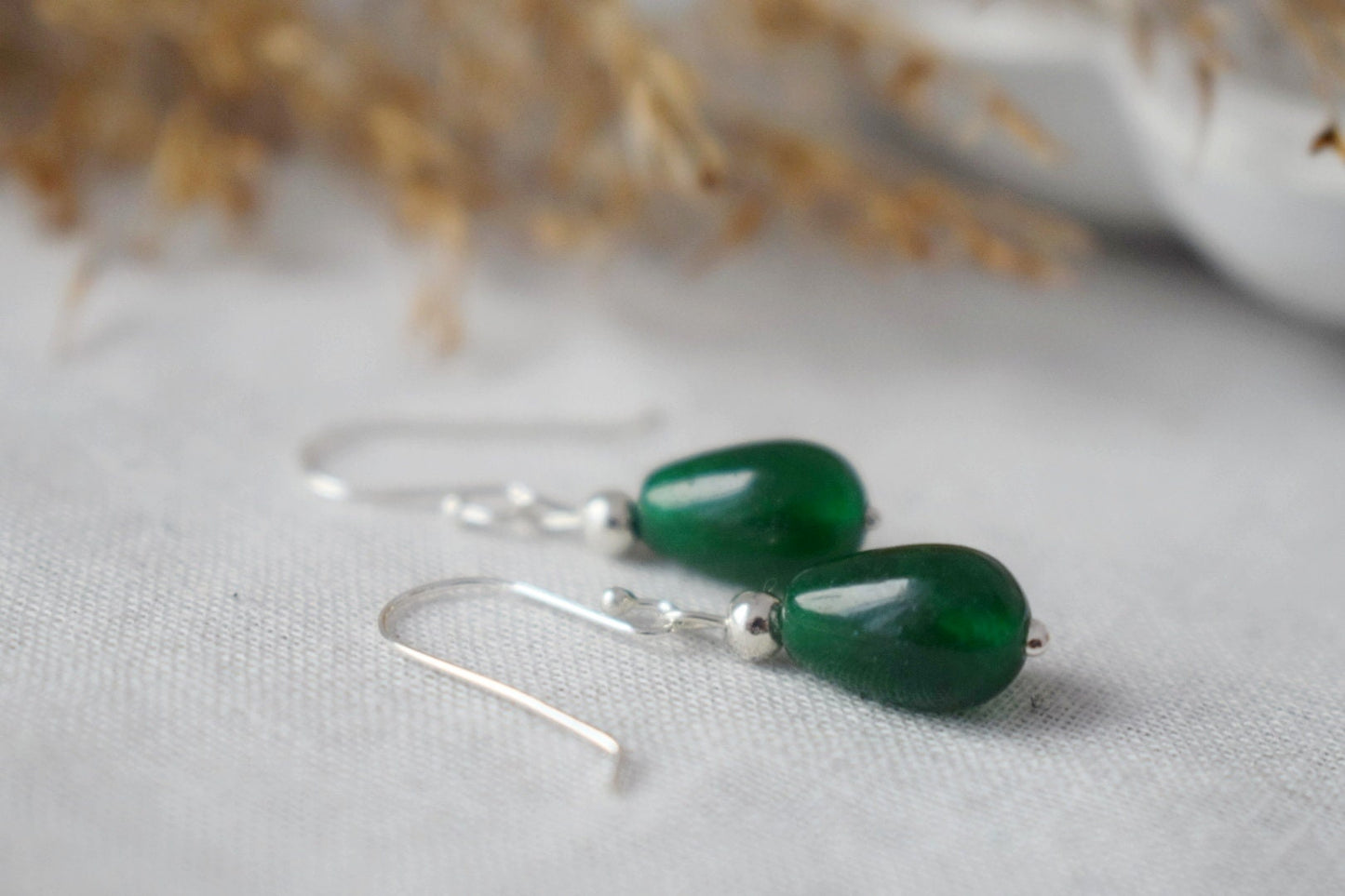 Grüne Jade Ohrringe in Sterling Silber, Kleine grüne Tropfen Ohrringe, Minimalistische grüne Ohrhänger für den Alltag, Schmuck Geschenk für Sie