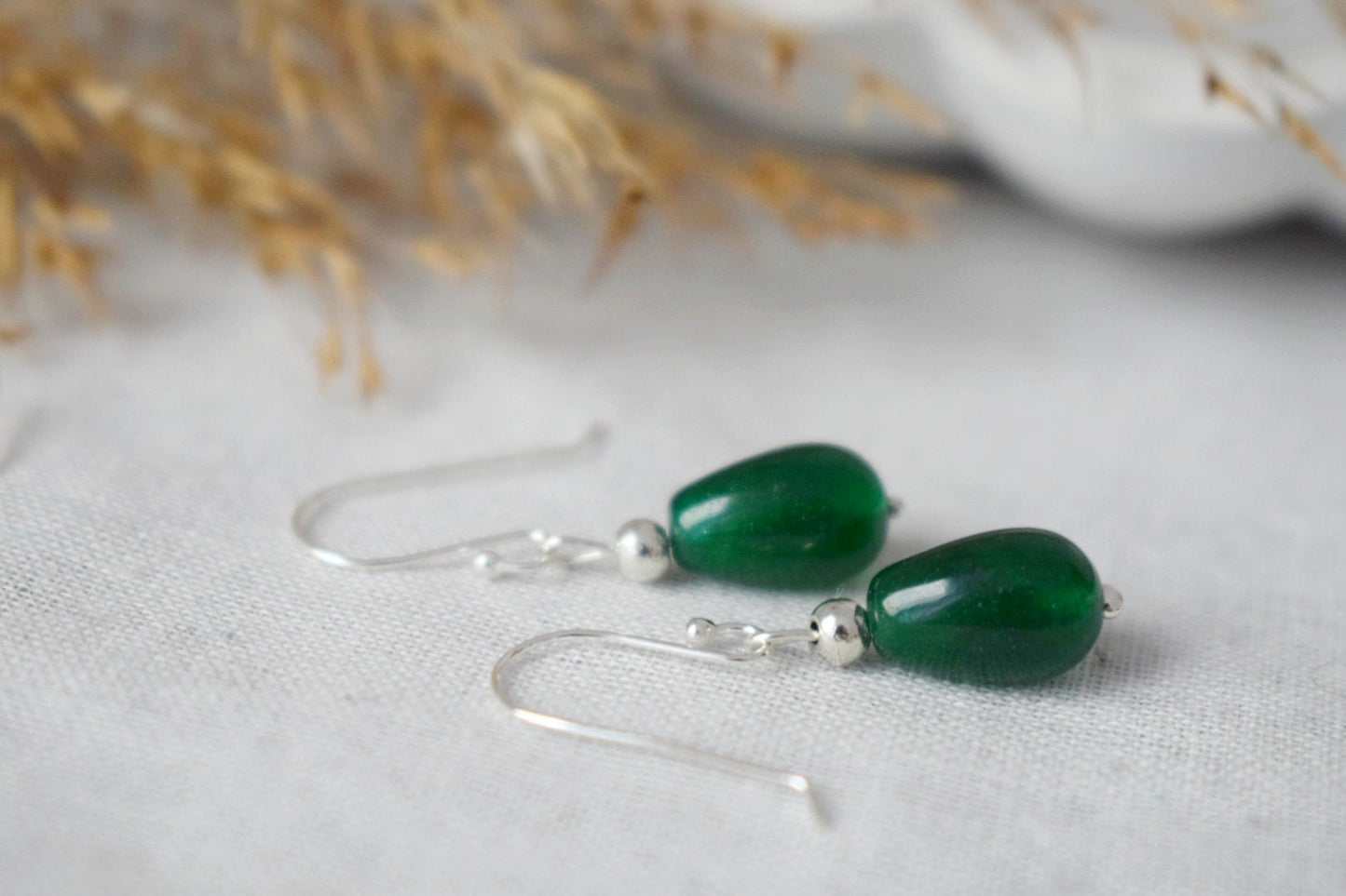 Grüne Jade Ohrringe in Sterling Silber, Kleine grüne Tropfen Ohrringe, Minimalistische grüne Ohrhänger für den Alltag, Schmuck Geschenk für Sie