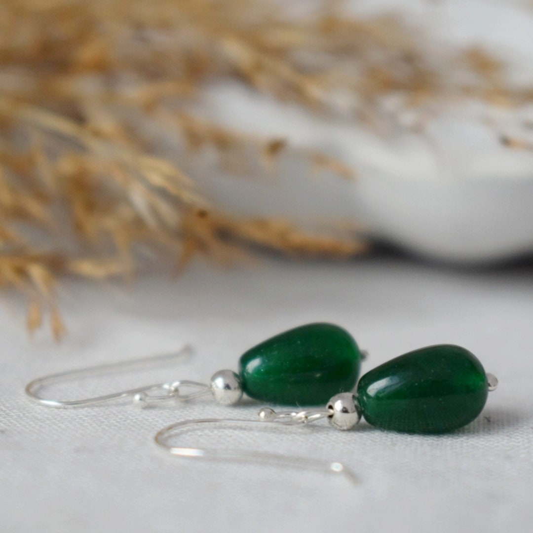 Grüne Jade Ohrringe in Sterling Silber, Kleine grüne Tropfen Ohrringe, Minimalistische grüne Ohrhänger für den Alltag, Schmuck Geschenk für Sie