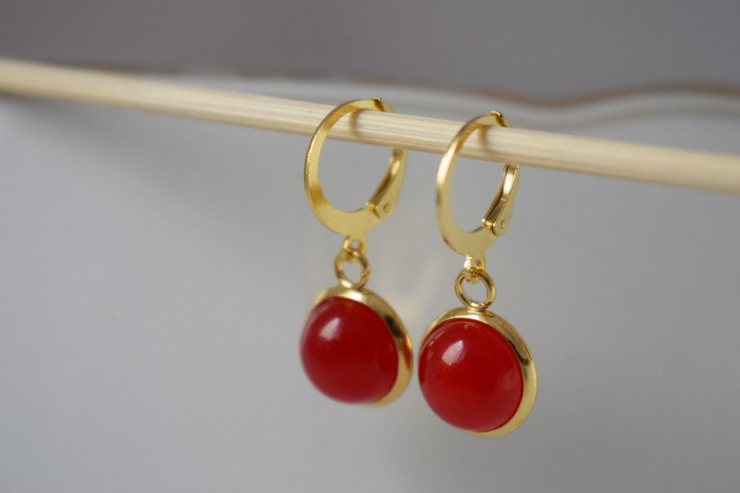 Rote Jade Ohrringe, Kleine Edelstein Anhänger Huggie Ohrringe, Lever Back, 10mm, Rote Stein Creolen, Rot, Jade Schmuck, Geschenk für Frauen
