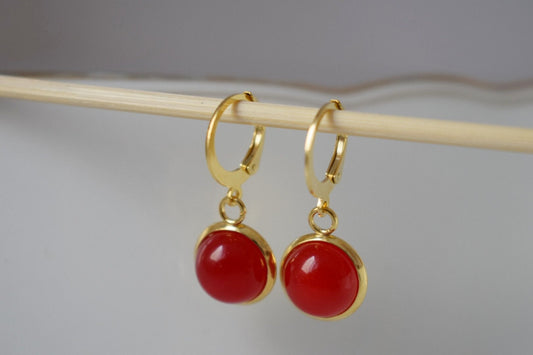 Rote Jade Ohrringe, Kleine Edelstein Anhänger Huggie Ohrringe, Lever Back, 10mm, Rote Stein Creolen, Rot, Jade Schmuck, Geschenk für Frauen