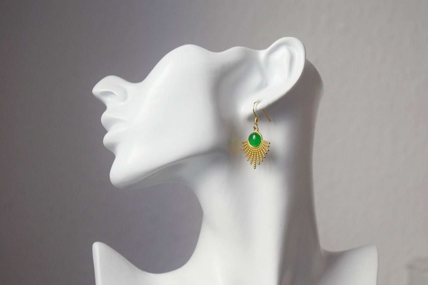 Grüne Achat-Ohrringe, Sonnenstrahlen-Ohrhänger, Sunburst, Grüne Edelstein-Ohrhänger, Himmlisch, Vergoldeter Edelstahlschmuck