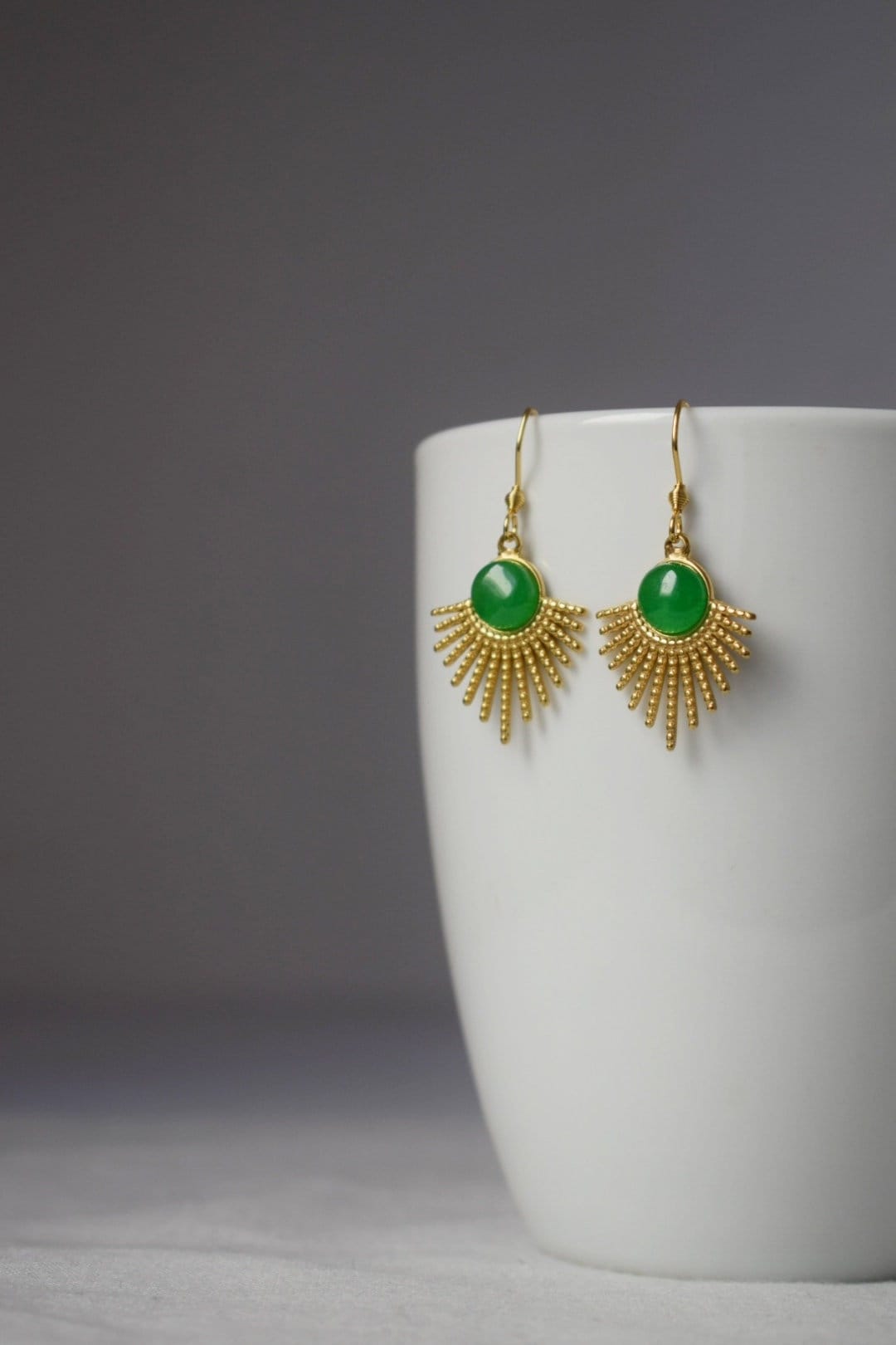 Grüne Jade Ohrringe Gold, Sonnenstrahlen baumelnde Ohrringe, Sunburst, Grüne Edelstein Tropfen Ohrringe, Celestial, Grüner Jade Schmuck, Geschenk für Sie
