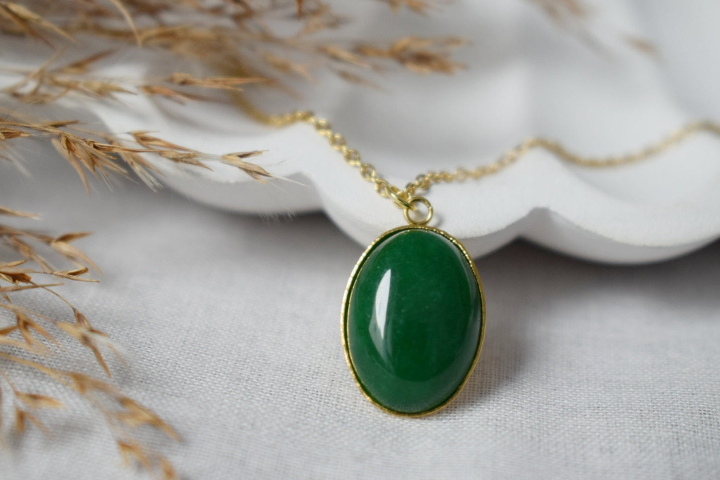 Grüne Jade Halskette Gold für Frauen, Ovale Edelsteinkette, Statement Halskette, Grüner Stein Anhänger, Handgefertigtes Schmuckgeschenk für Sie