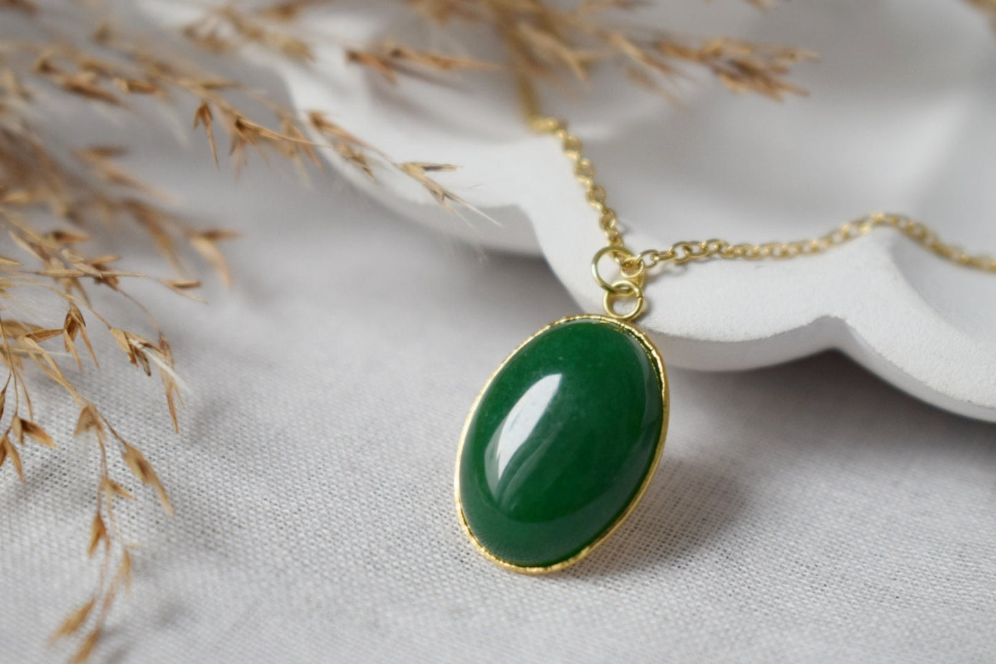 Grüne Jade Halskette Gold für Frauen, Ovale Edelsteinkette, Statement Halskette, Grüner Stein Anhänger, Handgefertigtes Schmuckgeschenk für Sie