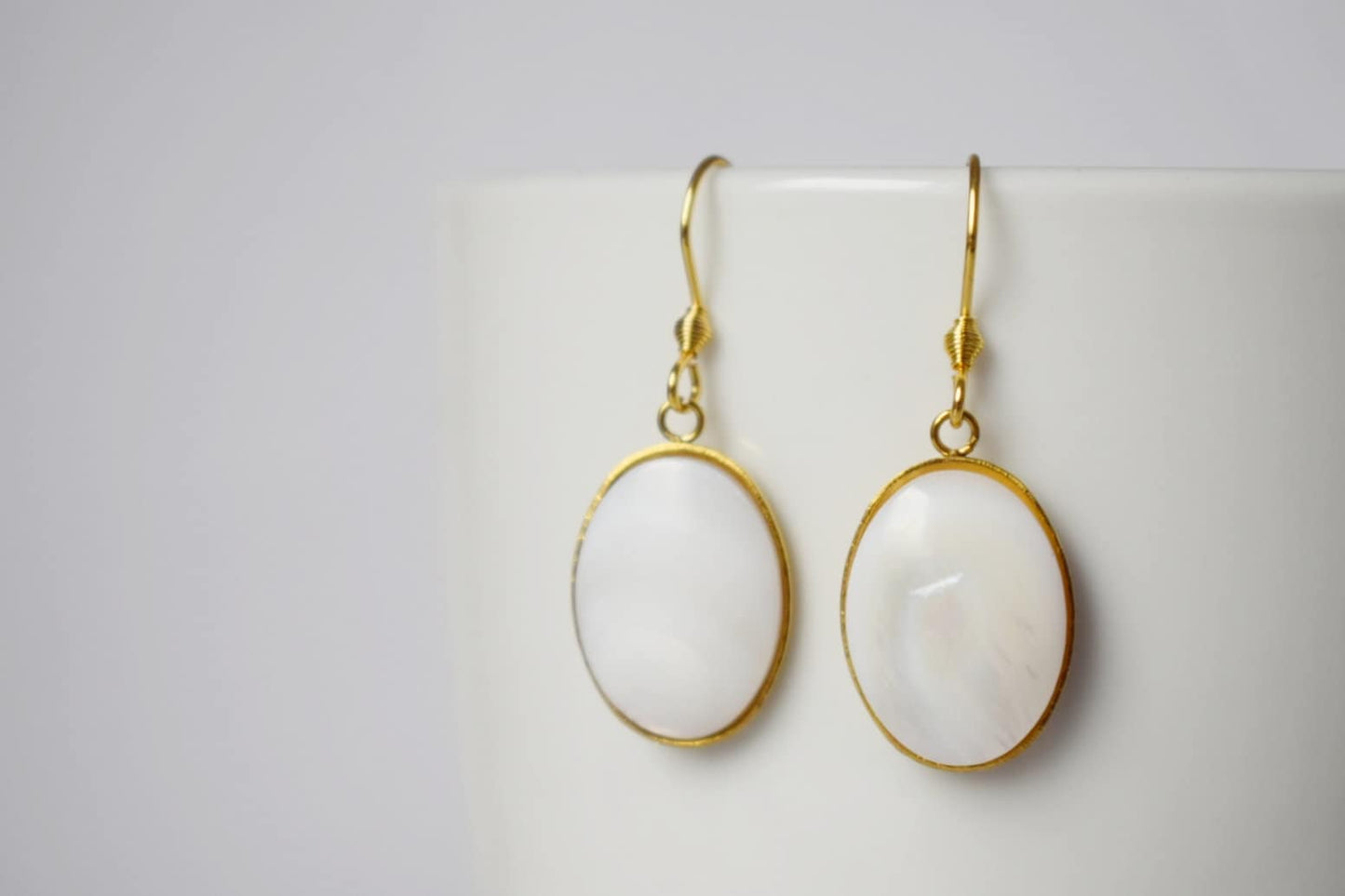 Süßwassermuschel Gold Ohrringe, Perlen Gold Ohrringe, Ovale Anhänger Ohrringe, Brautjungfern, Hochzeitsschmuck, Handgemachtes Geschenk für Sie