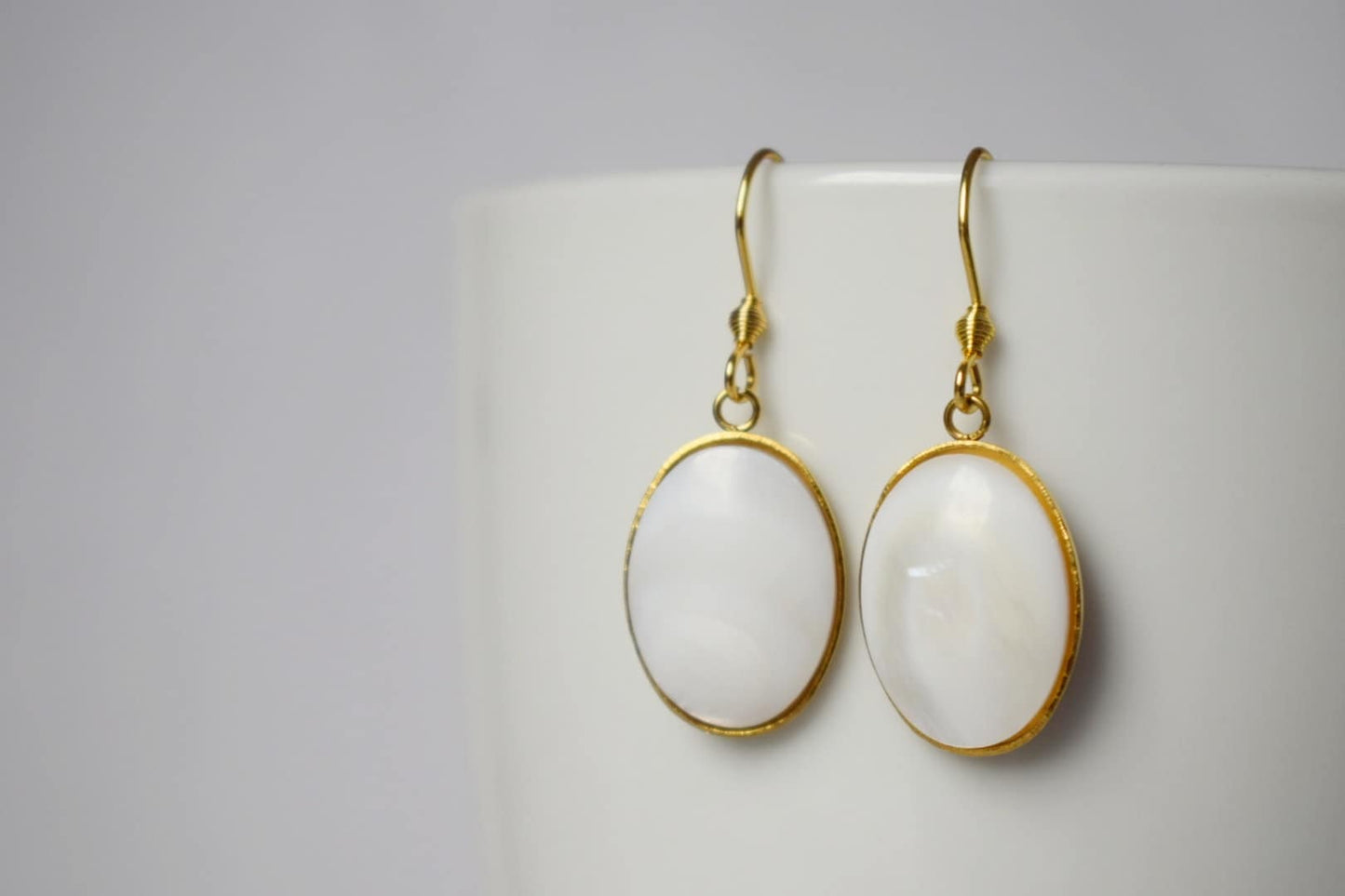 Süßwassermuschel Gold Ohrringe, Perlen Gold Ohrringe, Ovale Anhänger Ohrringe, Brautjungfern, Hochzeitsschmuck, Handgemachtes Geschenk für Sie