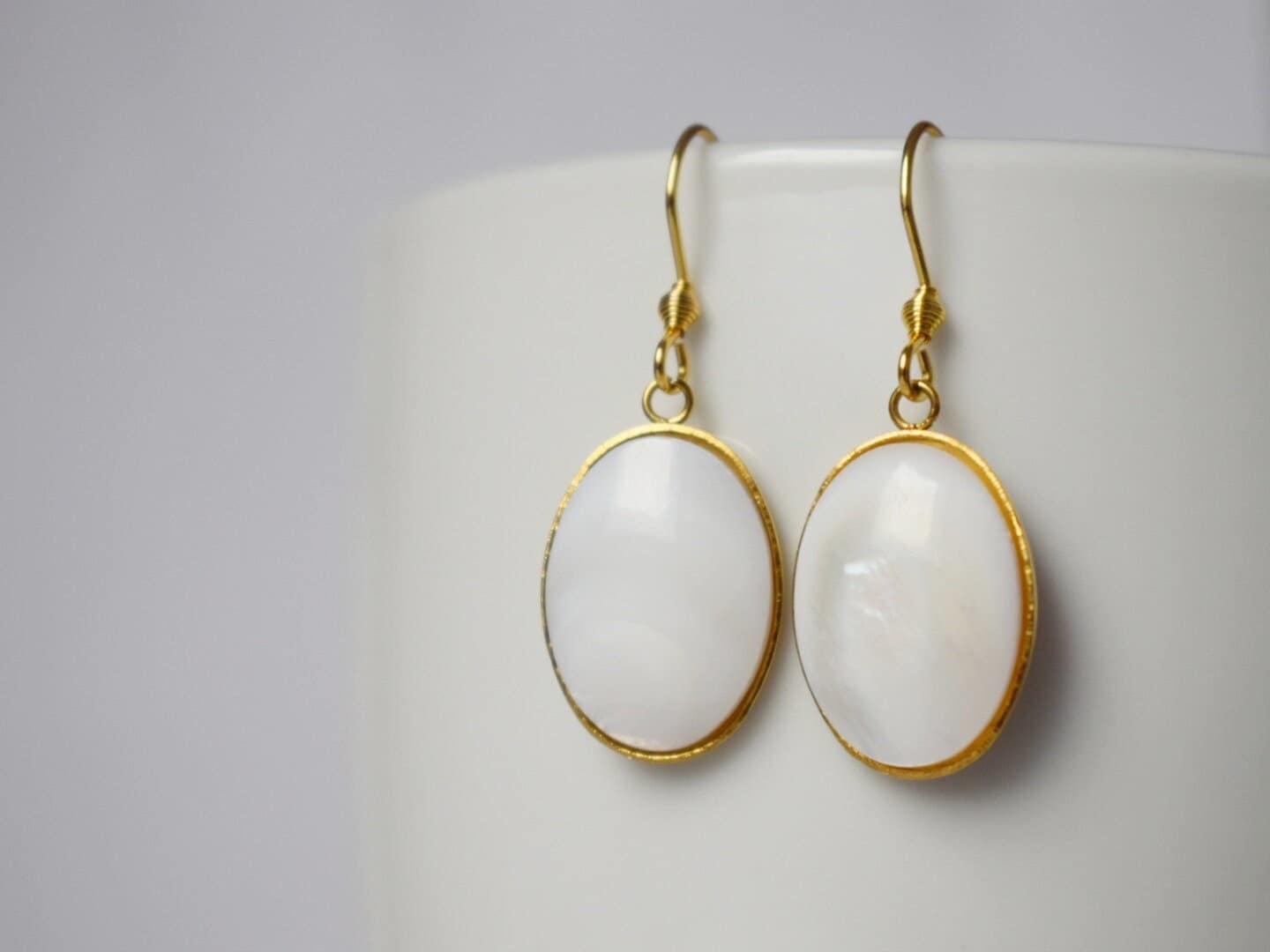 Süßwassermuschel Gold Ohrringe, Perlen Gold Ohrringe, Ovale Anhänger Ohrringe, Brautjungfern, Hochzeitsschmuck, Handgemachtes Geschenk für Sie