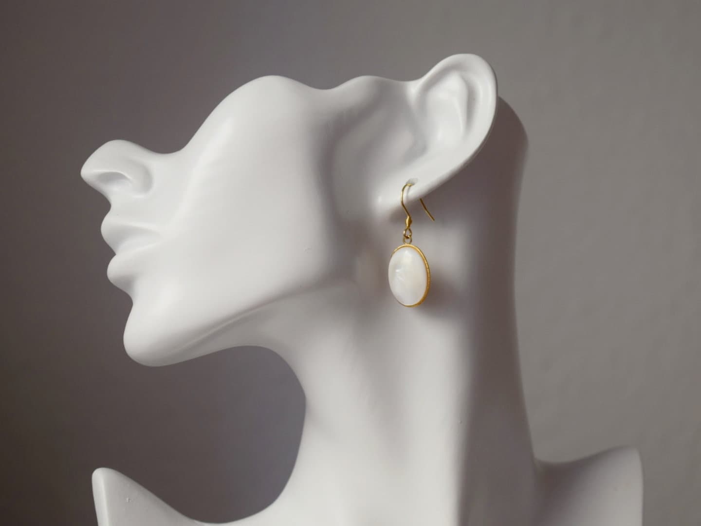 Süßwassermuschel Gold Ohrringe, Perlen Gold Ohrringe, Ovale Anhänger Ohrringe, Brautjungfern, Hochzeitsschmuck, Handgemachtes Geschenk für Sie