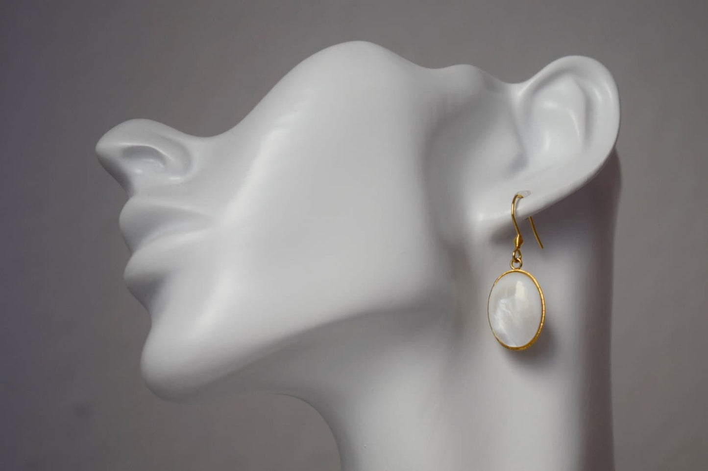 Süßwassermuschel Gold Ohrringe, Perlen Gold Ohrringe, Ovale Anhänger Ohrringe, Brautjungfern, Hochzeitsschmuck, Handgemachtes Geschenk für Sie