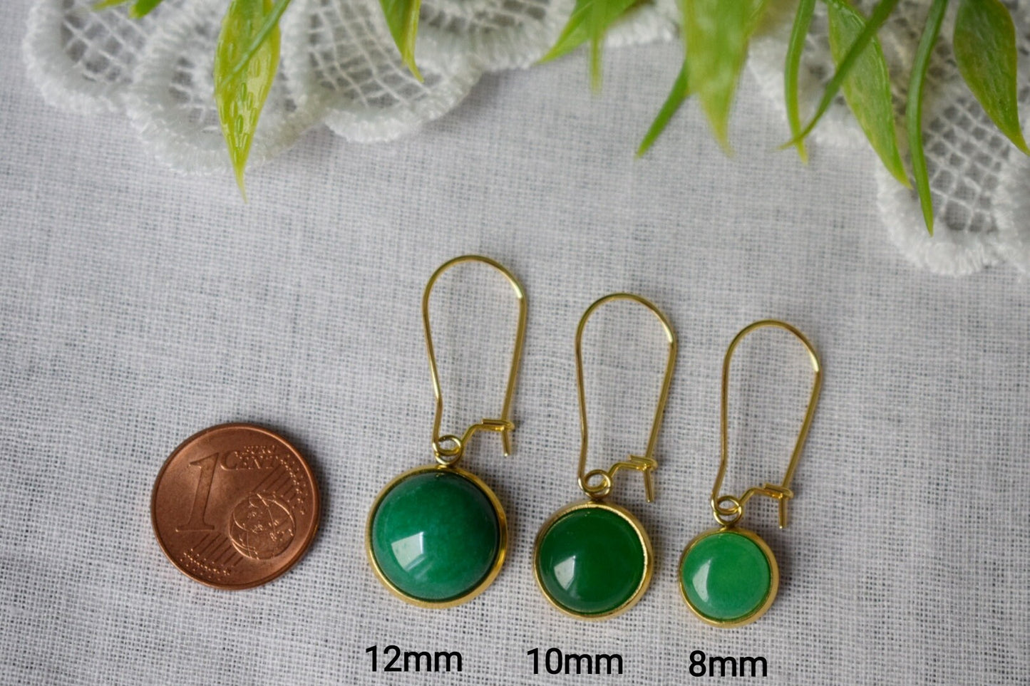 Goldene Creolen aus grüner Jade, Huggie-Ohrringe mit grünem Edelsteinanhänger, Leverback, Creolen aus grünem Stein, Jadeschmuck, Geschenk für Frauen