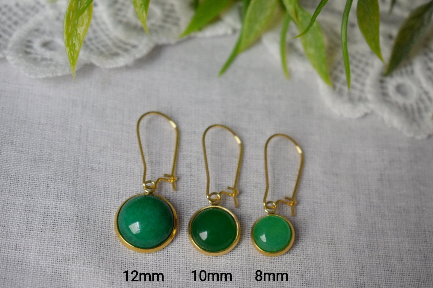 Goldene Creolen aus grüner Jade, Huggie-Ohrringe mit grünem Edelsteinanhänger, Leverback, Creolen aus grünem Stein, Jadeschmuck, Geschenk für Frauen