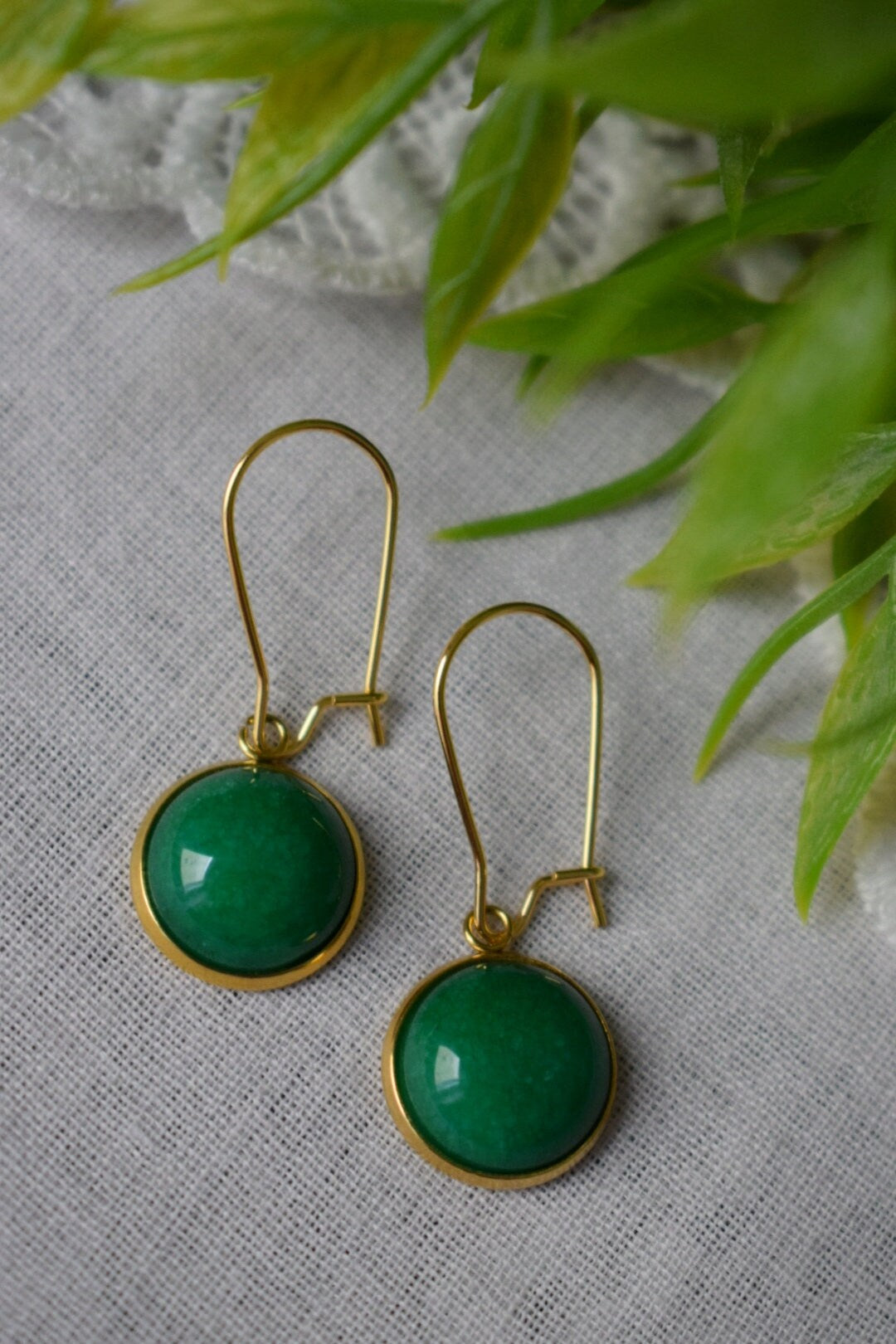 Goldene Creolen aus grüner Jade, Huggie-Ohrringe mit grünem Edelsteinanhänger, Leverback, Creolen aus grünem Stein, Jadeschmuck, Geschenk für Frauen