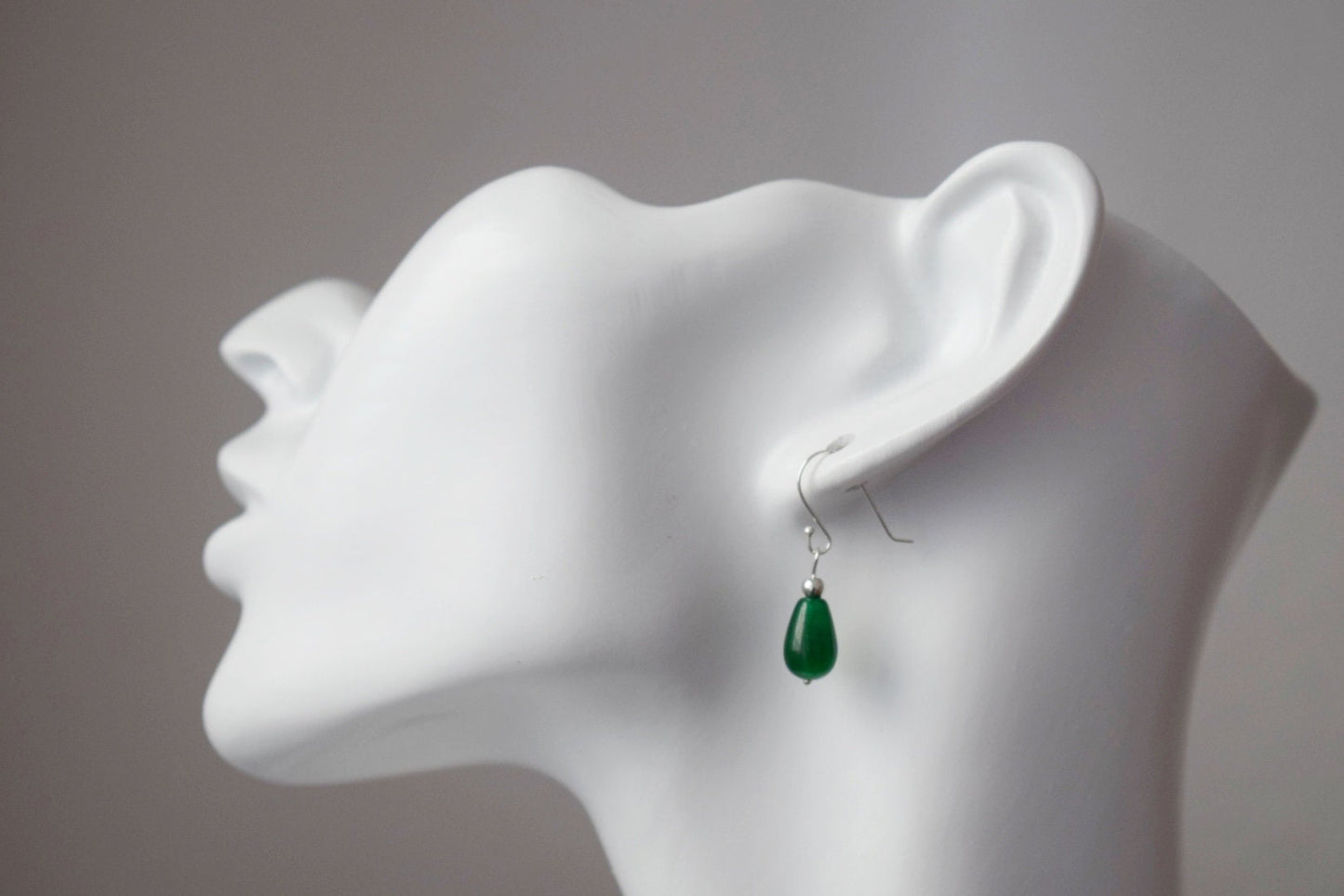 Grüne Jade Ohrringe in Sterling Silber, Kleine grüne Tropfen Ohrringe, Minimalistische grüne Ohrhänger für den Alltag, Schmuck Geschenk für Sie