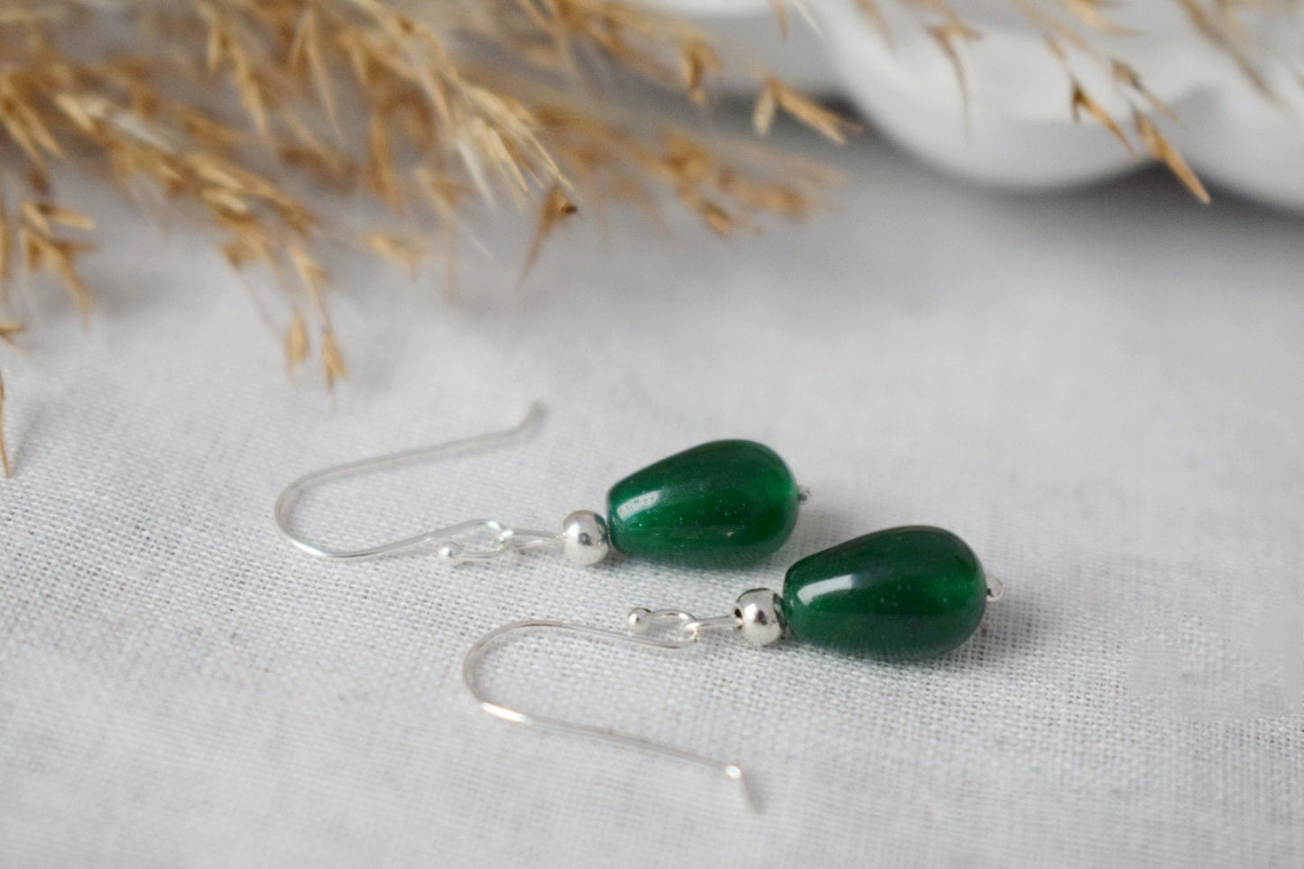 Grüne Jade Ohrringe in Sterling Silber, Kleine grüne Tropfen Ohrringe, Minimalistische grüne Ohrhänger für den Alltag, Schmuck Geschenk für Sie