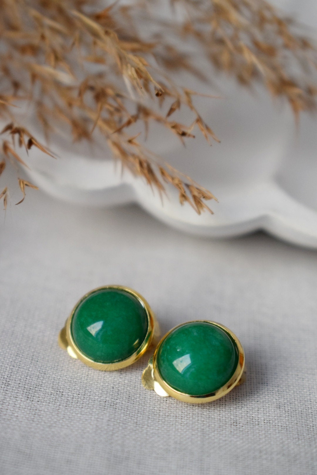 Grüne Jade Ohrclips gold, Ohrclips, Grüngoldene Ohrclips, Damen Ohrclips, Edelsteinclips, Geschenkideen zum Geburtstag