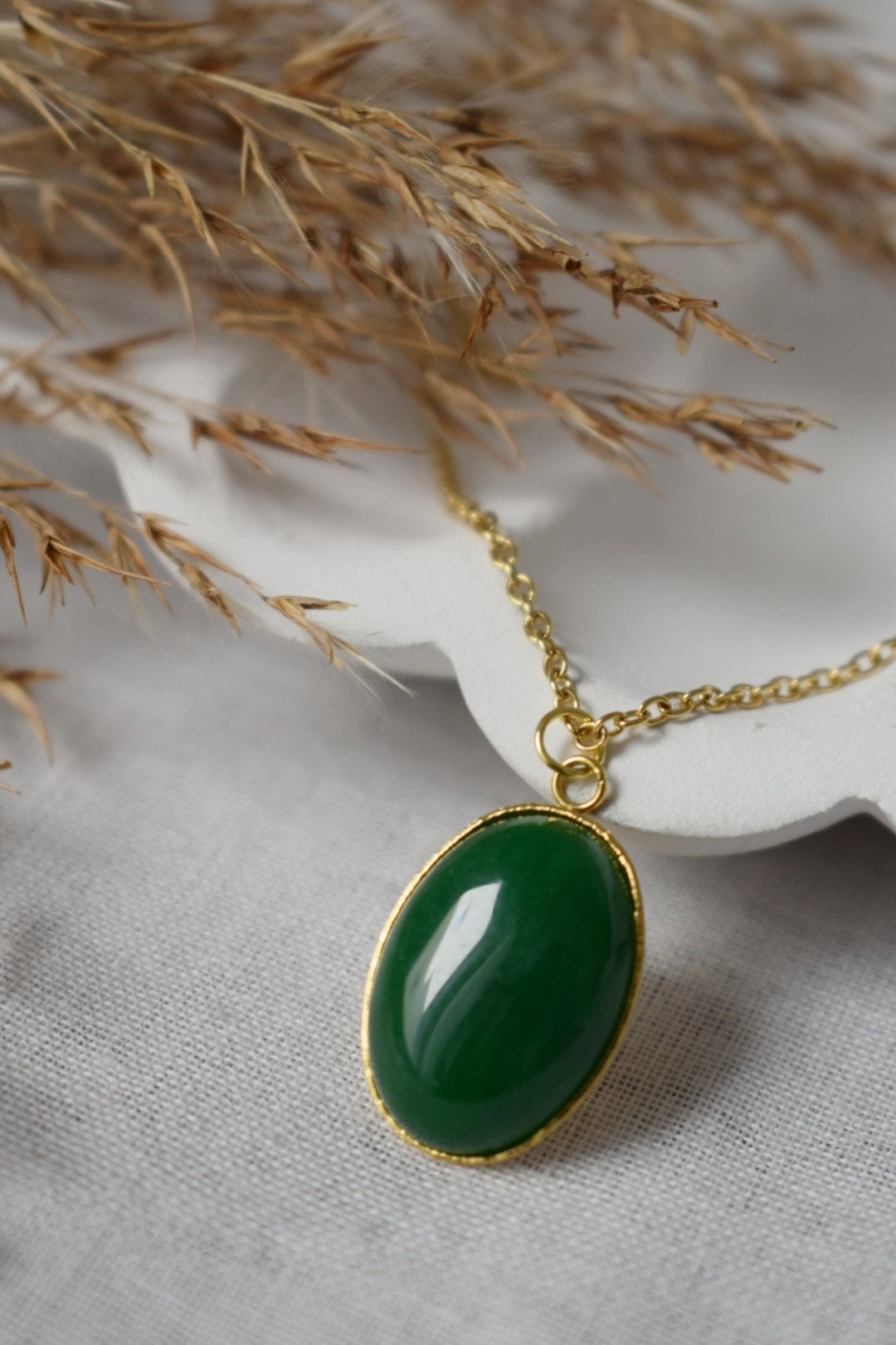 Grüne Jade Halskette Gold für Frauen, Ovale Edelsteinkette, Statement Halskette, Grüner Stein Anhänger, Handgefertigtes Schmuckgeschenk für Sie