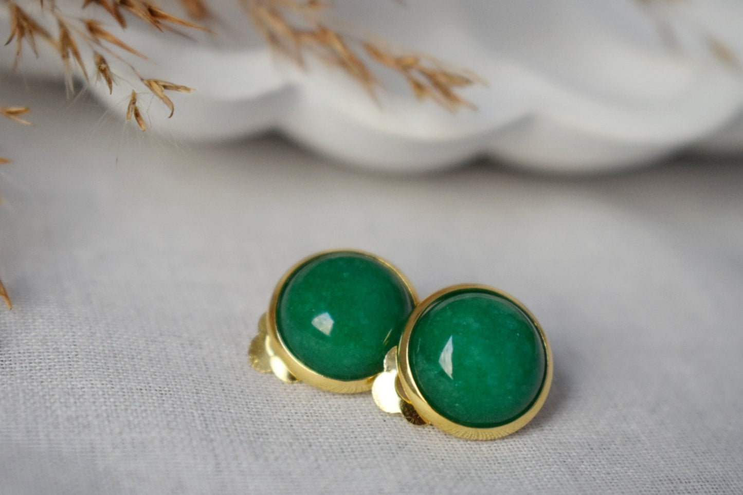 Grüne Jade Ohrclips gold, Ohrclips, Grüngoldene Ohrclips, Damen Ohrclips, Edelsteinclips, Geschenkideen zum Geburtstag