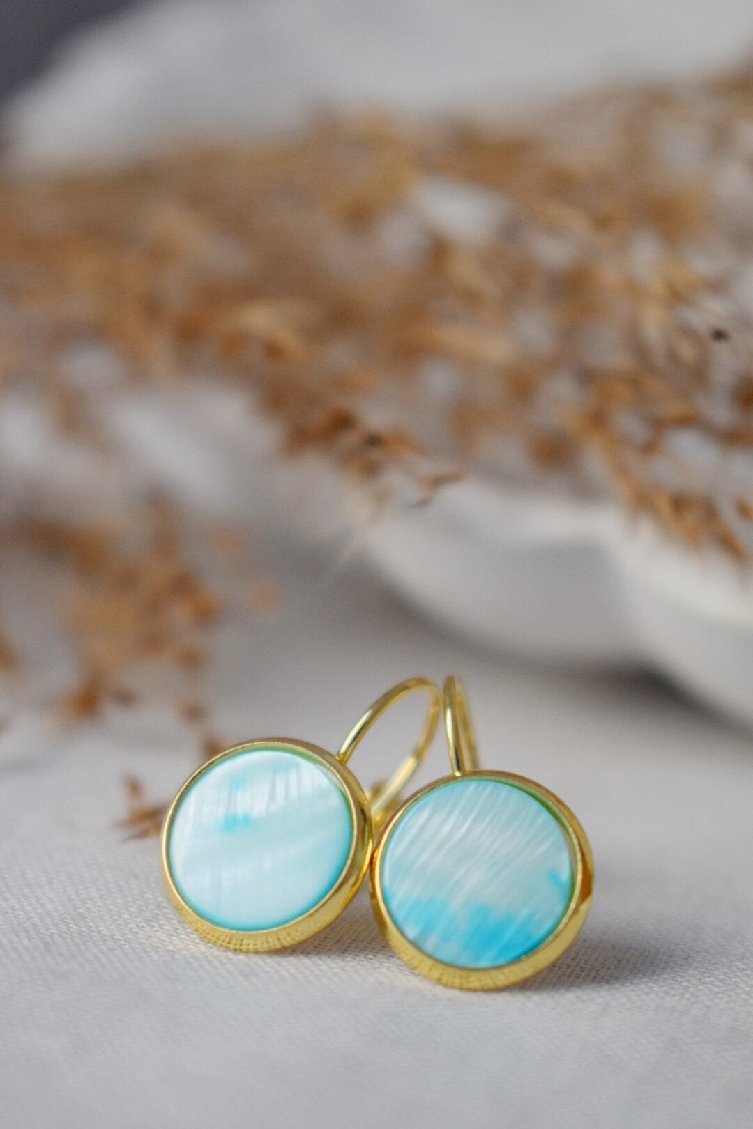 Perlmutt Ohrringe, Gold und Perlen Ohrringe, Cabochon, 10mm, Lever Back Ohrringe, Brautjungfern, Hochzeitsohrringe, Geschenk für Frauen