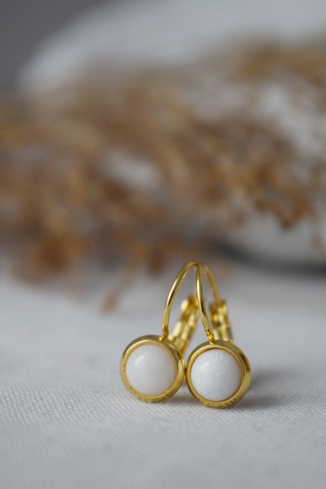 Weiße Jade Ohrringe, 6mm Runde Edelstein Ohrringe, 18k vergoldeter Edelstahl, Minimalistische Ohrringe, handgefertigter Schmuck, Geschenk für Sie