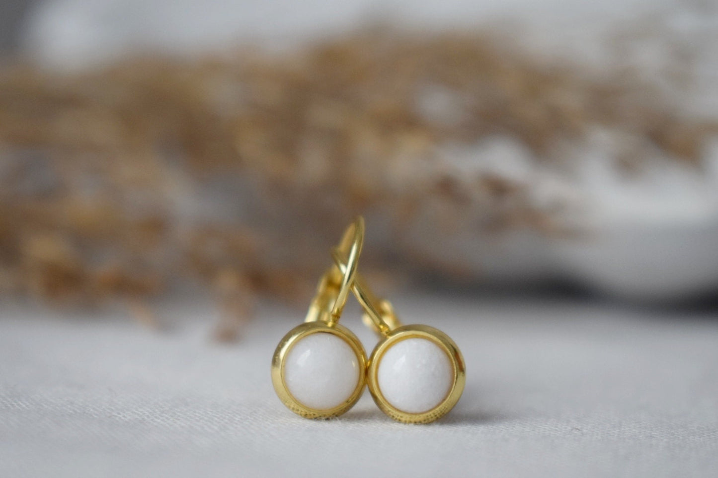 Weiße Jade Ohrringe, 6mm Runde Edelstein Ohrringe, 18k vergoldeter Edelstahl, Minimalistische Ohrringe, handgefertigter Schmuck, Geschenk für Sie