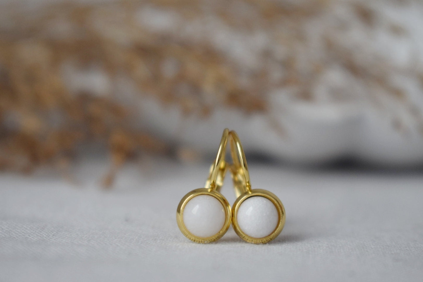 Weiße Jade Ohrringe, 6mm Runde Edelstein Ohrringe, 18k vergoldeter Edelstahl, Minimalistische Ohrringe, handgefertigter Schmuck, Geschenk für Sie