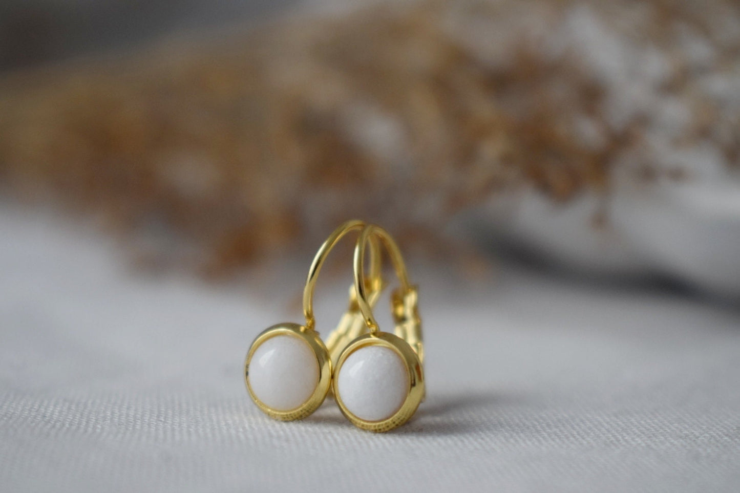 Weiße Jade Ohrringe, 6mm Runde Edelstein Ohrringe, 18k vergoldeter Edelstahl, Minimalistische Ohrringe, handgefertigter Schmuck, Geschenk für Sie