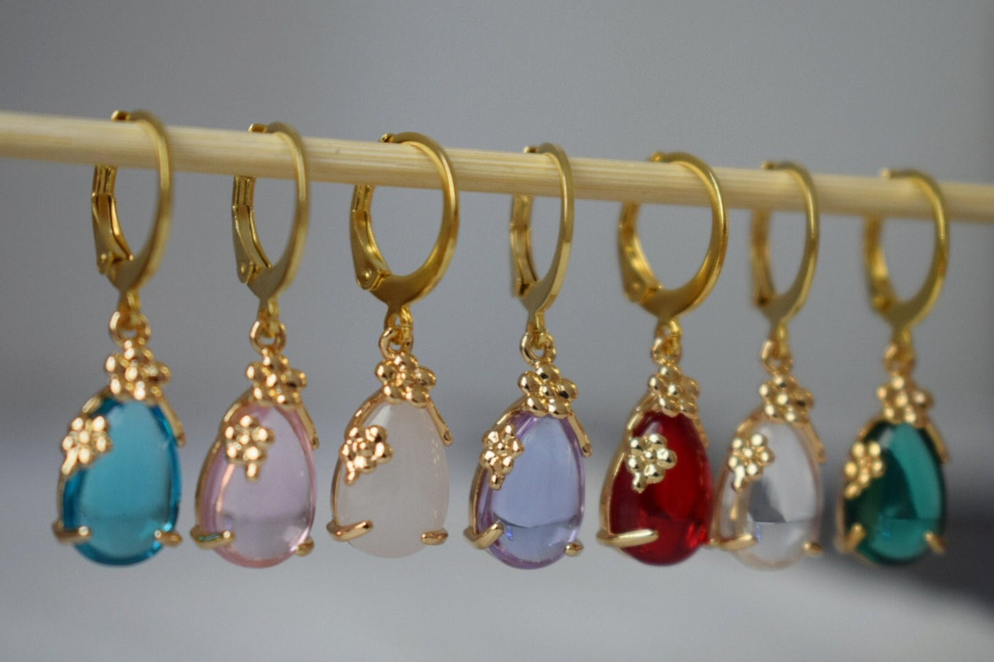 Tropfenförmige Goldohrringe, zarte Wassertropfen-Ohrringe, eleganter Anhänger, minimalistische Hängeohrringe, Brautschmuck aus Gold, Geschenk für Sie