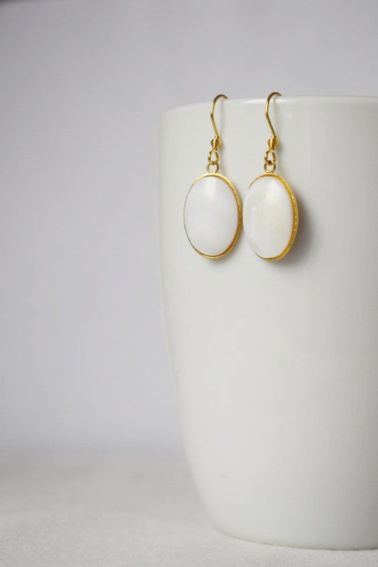 Süßwassermuschel Gold Ohrringe, Perlen Gold Ohrringe, Ovale Anhänger Ohrringe, Brautjungfern, Hochzeitsschmuck, Handgemachtes Geschenk für Sie