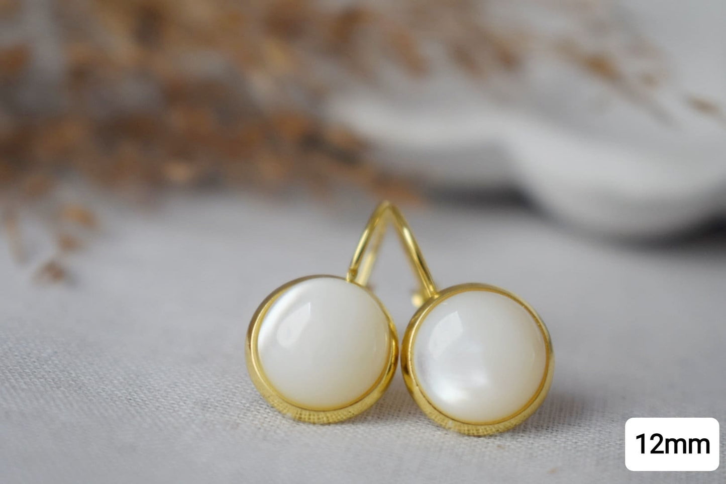 Perlmutt Ohrringe, Gold und Perlen Ohrringe, Cabochon, 10mm, Lever Back Ohrringe, Brautjungfern, Hochzeitsohrringe, Geschenk für Frauen