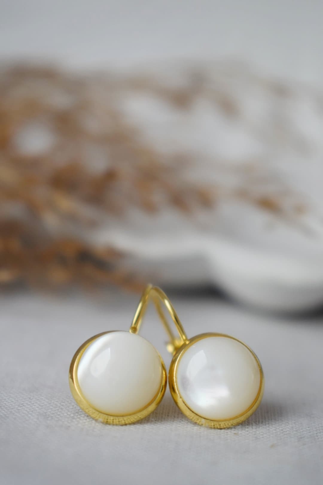 Perlmutt Ohrringe, Gold und Perlen Ohrringe, Cabochon, 10mm, Lever Back Ohrringe, Brautjungfern, Hochzeitsohrringe, Geschenk für Frauen