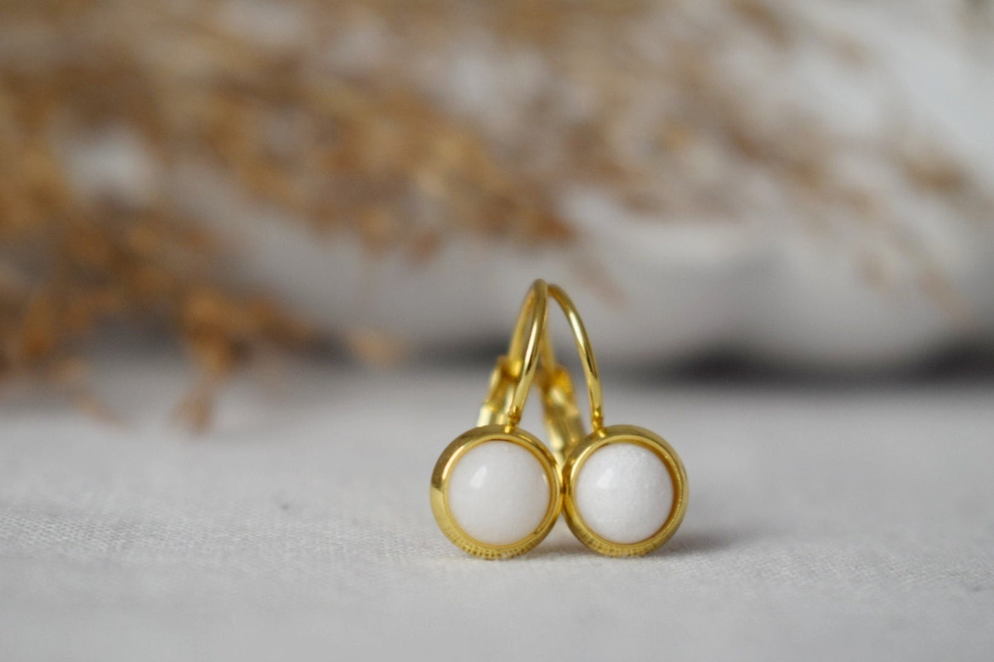 Weiße Jade Ohrringe, 6mm Runde Edelstein Ohrringe, 18k vergoldeter Edelstahl, Minimalistische Ohrringe, handgefertigter Schmuck, Geschenk für Sie