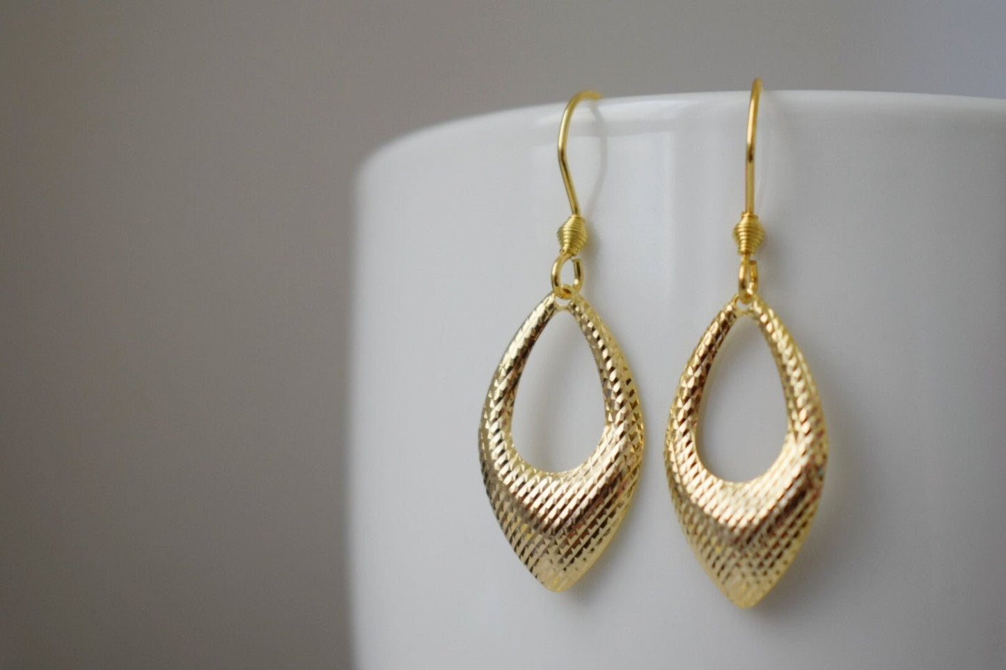 Goldene Tropfenohrringe, Hop-Ohrringe, geometrische Hängeohrringe in Gold, kleine Schmuckgeschenke zum Geburtstag für Frauen