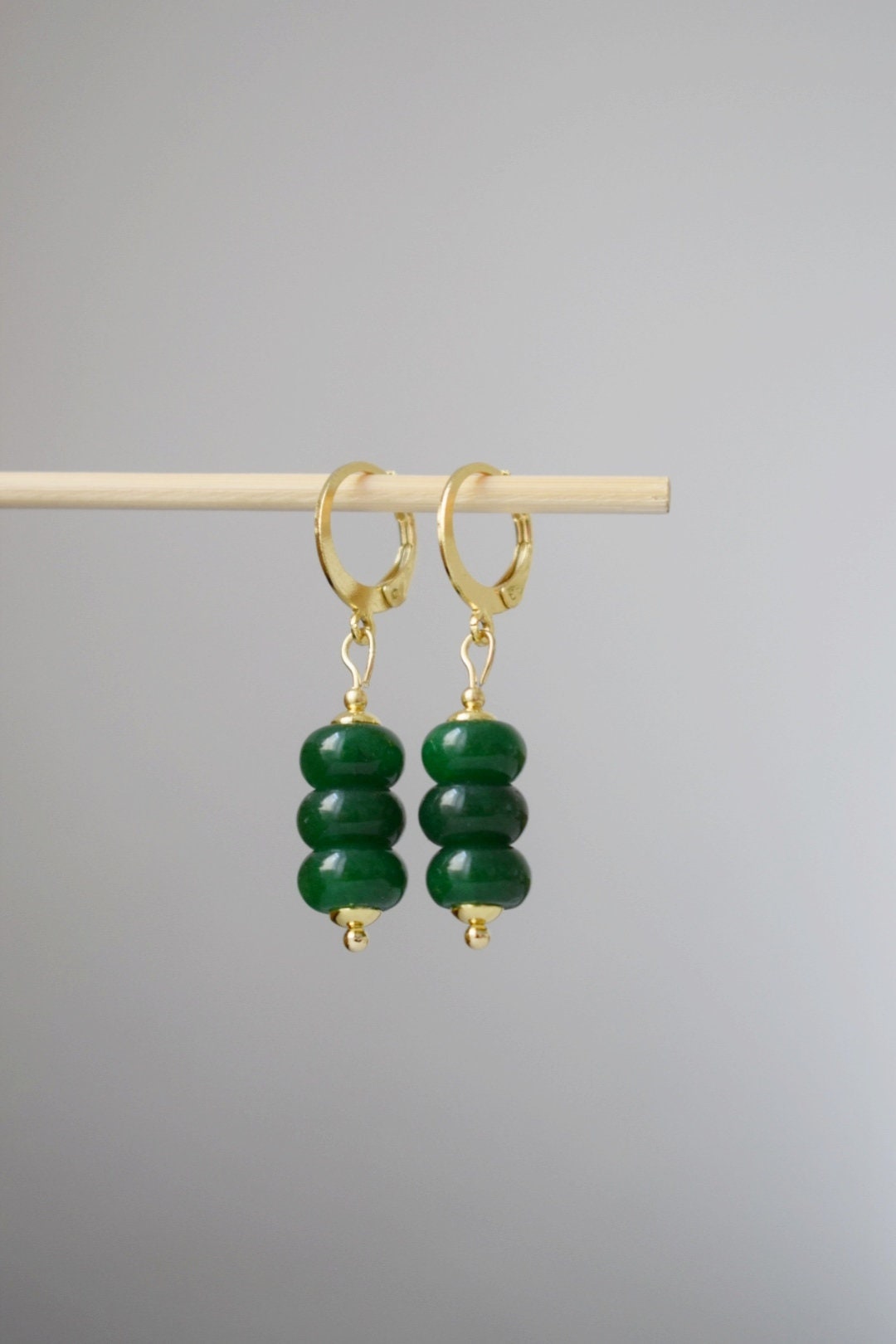 Grüne Jade Ohrringe Gold für Frauen, Edelstein Huggie Ohrringe, Zierliche kleine Jade Tropfen Ohrringe, Grüne Stein Ohrringe, Handgemachter Jade Schmuck