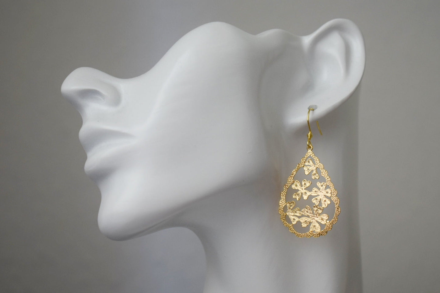Tropfenförmige Blumenohrringe, Ornamentohrringe, 18 Karat vergoldet, lange filigrane Ohrringe, Edelstahl, viktorianischer Schmuck, Einzigartiges Geschenk für sie