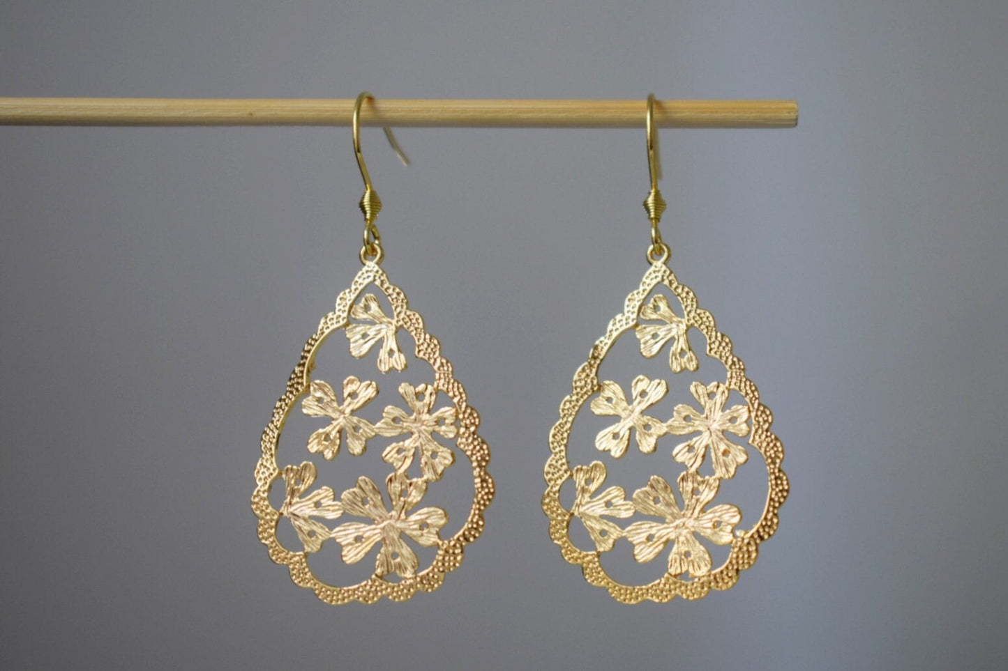 Tropfenförmige Blumenohrringe, Ornamentohrringe, 18 Karat vergoldet, lange filigrane Ohrringe, Edelstahl, viktorianischer Schmuck, Einzigartiges Geschenk für sie