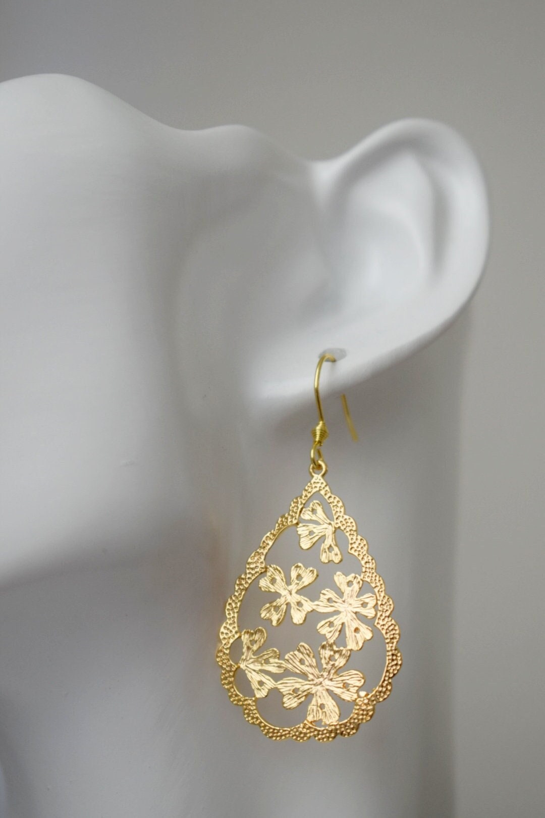 Tropfenförmige Blumenohrringe, Ornamentohrringe, 18 Karat vergoldet, lange filigrane Ohrringe, Edelstahl, viktorianischer Schmuck, Einzigartiges Geschenk für sie