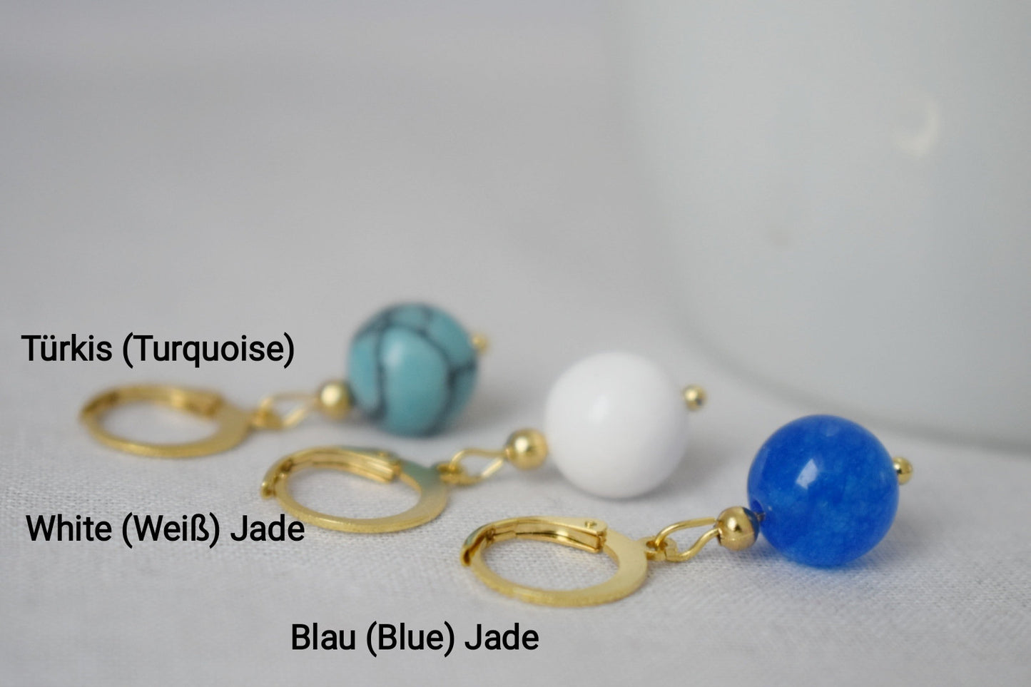 Huggie-Ohrringe mit Anhänger aus weißer Jade-Edelsteinperle in vergoldeten Creolen aus Edelstahl. Bestes Weihnachtsgeschenk